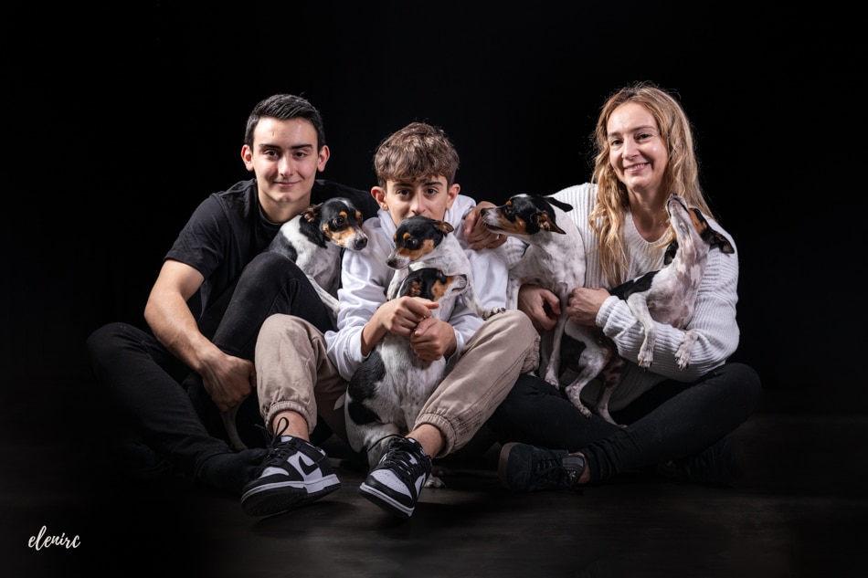 20240212-elenirc-201308 Book de fotos con tu perro y tu familia. Book de fotos de mascotas y familia en Mollet del Valles Barcelona Mascotes de colors